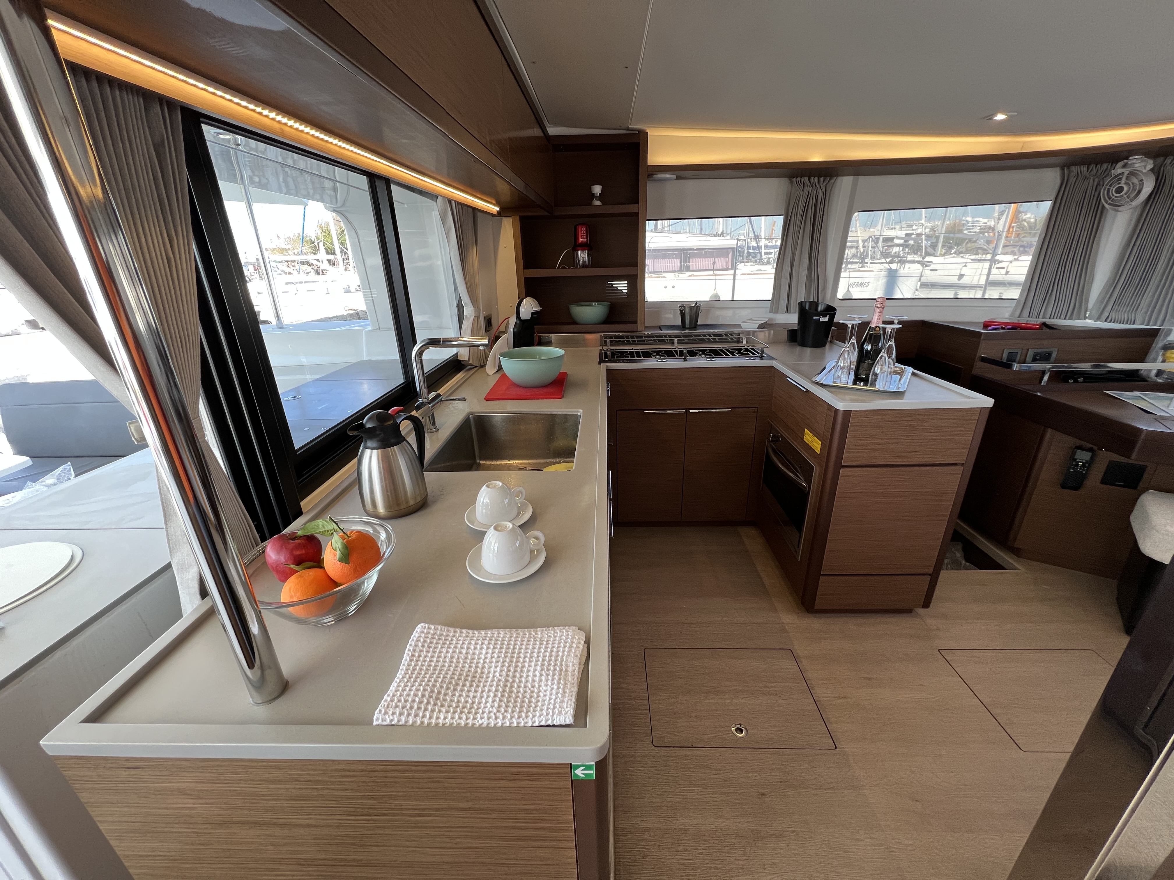 Kalisi Mou interior saloon